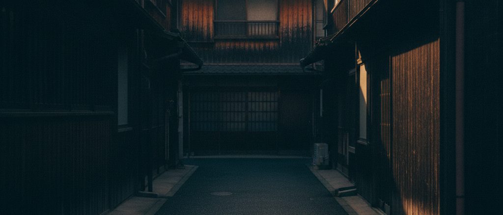 夕方の商店街の路地